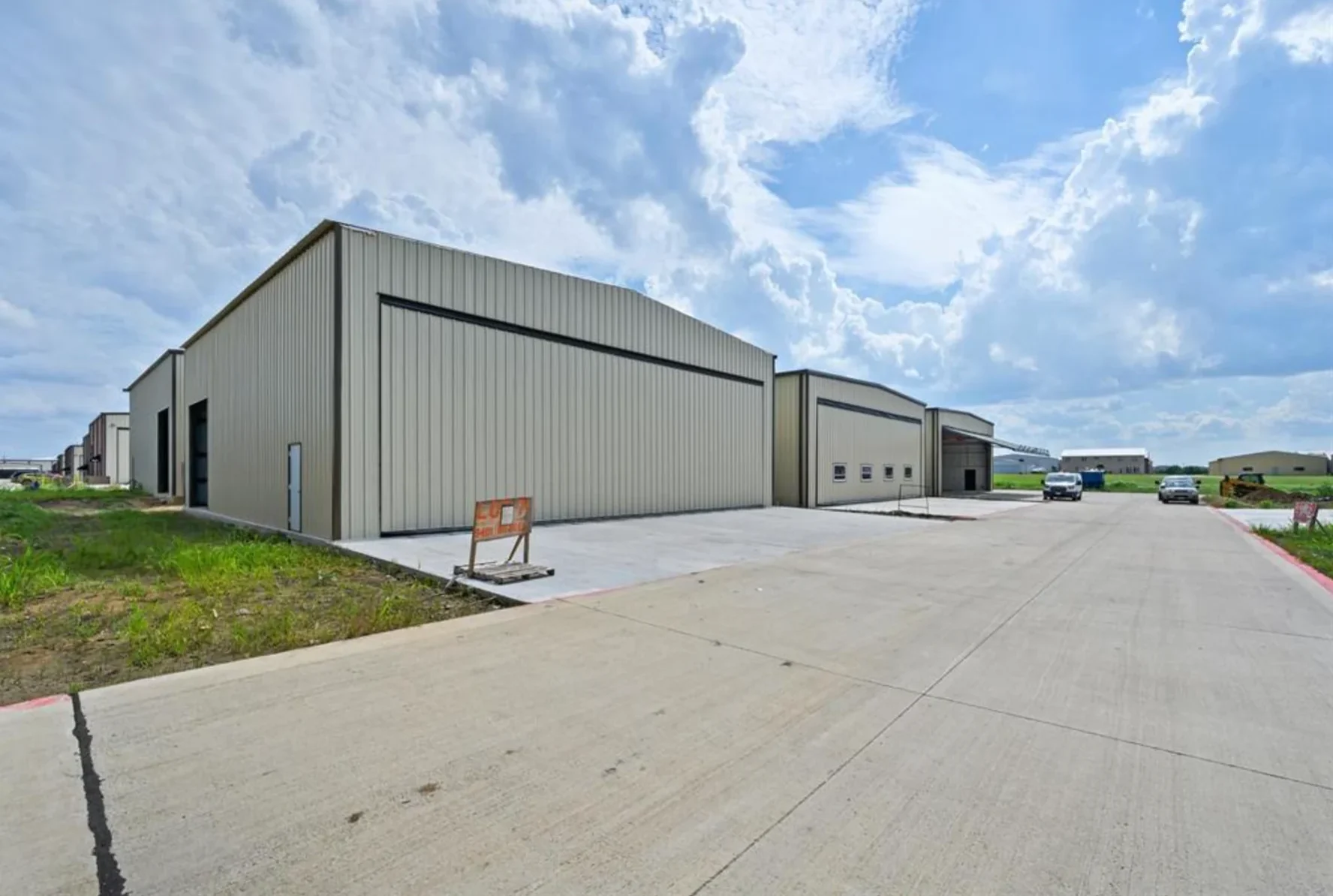 Aero Country East steel hangar exterior with hydraulic aircraft door